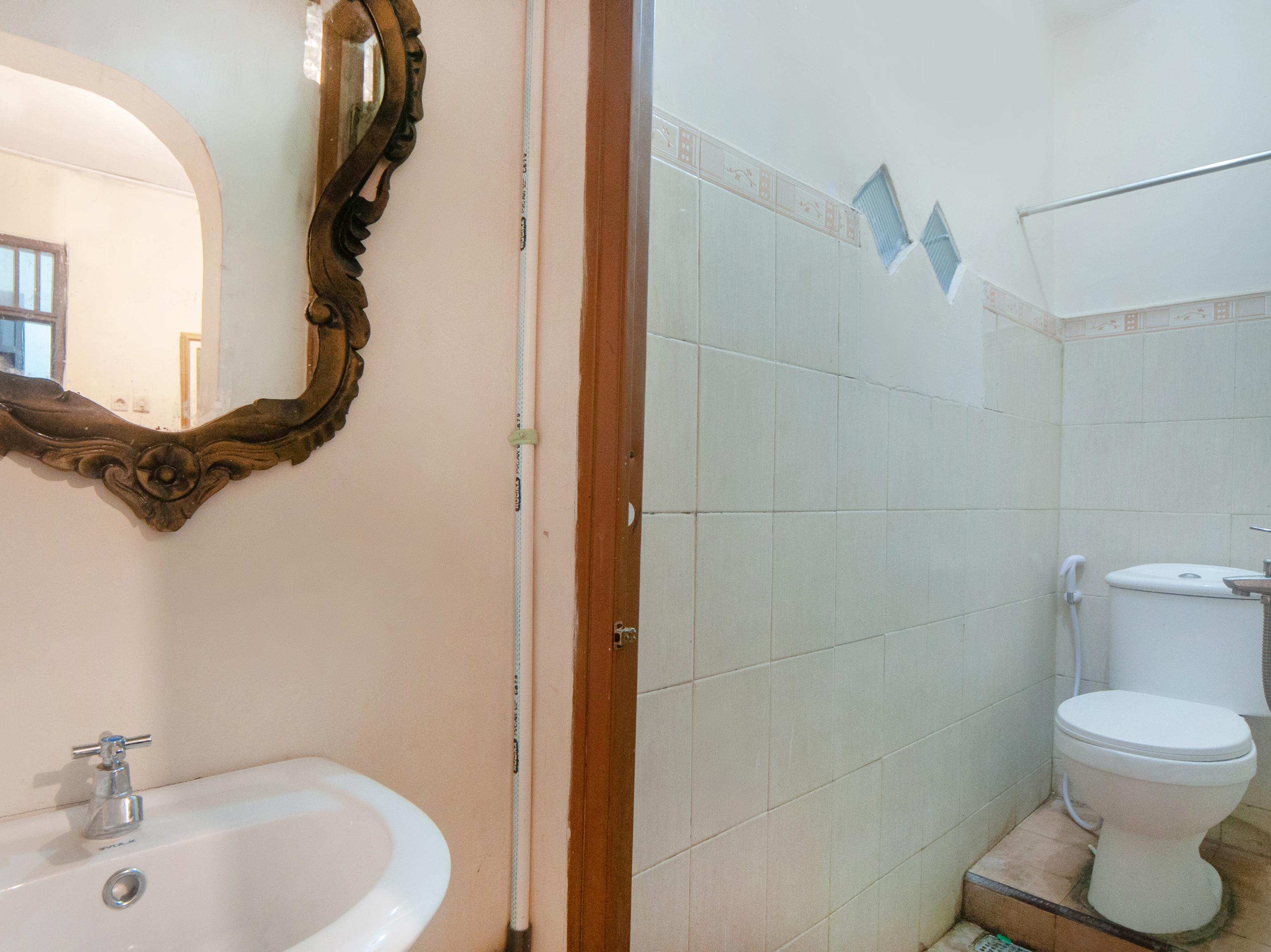 OYO 2256 Danysa Guesthouse Syariah Jakarta Bagian luar foto