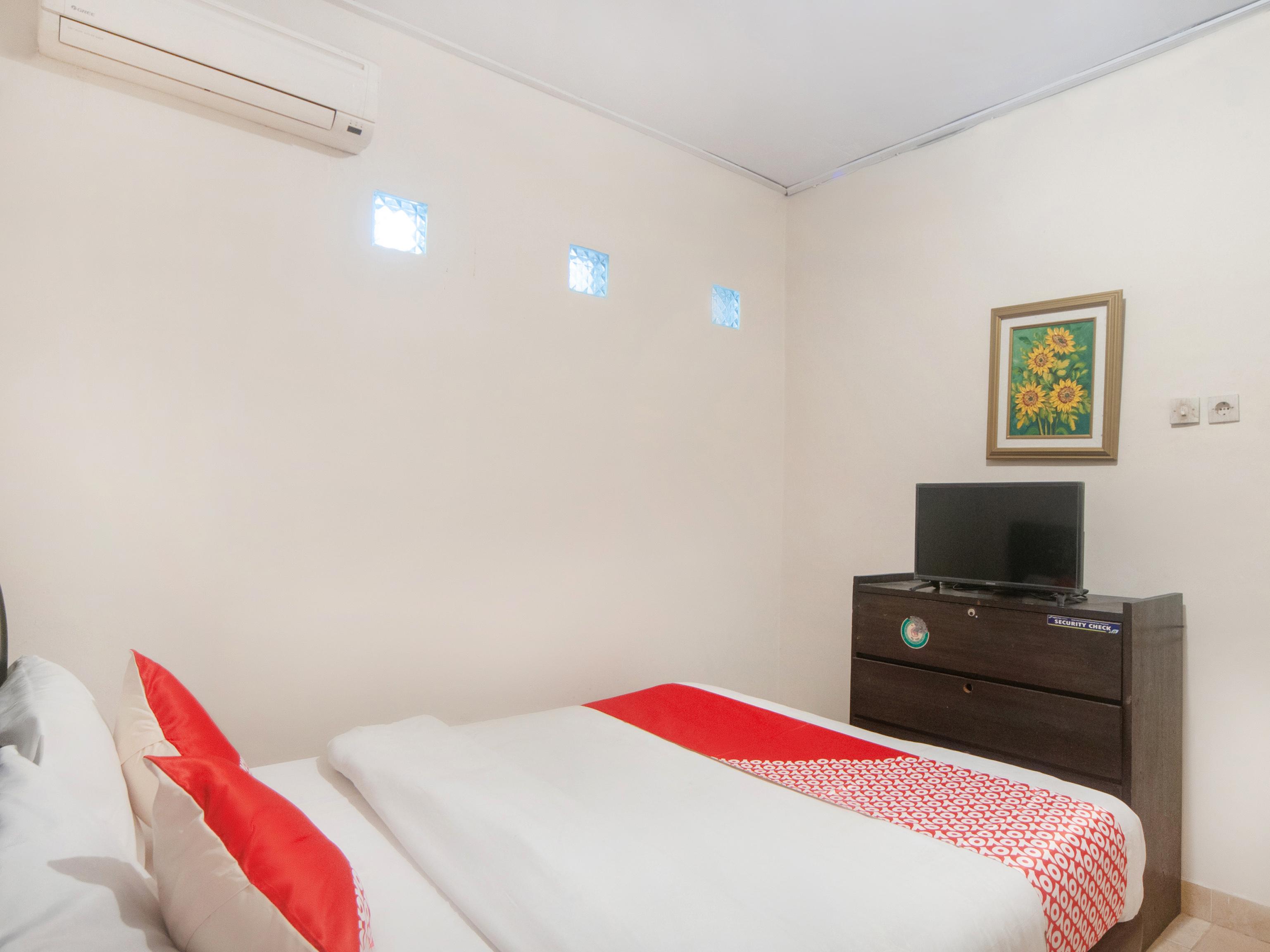 OYO 2256 Danysa Guesthouse Syariah Jakarta Bagian luar foto
