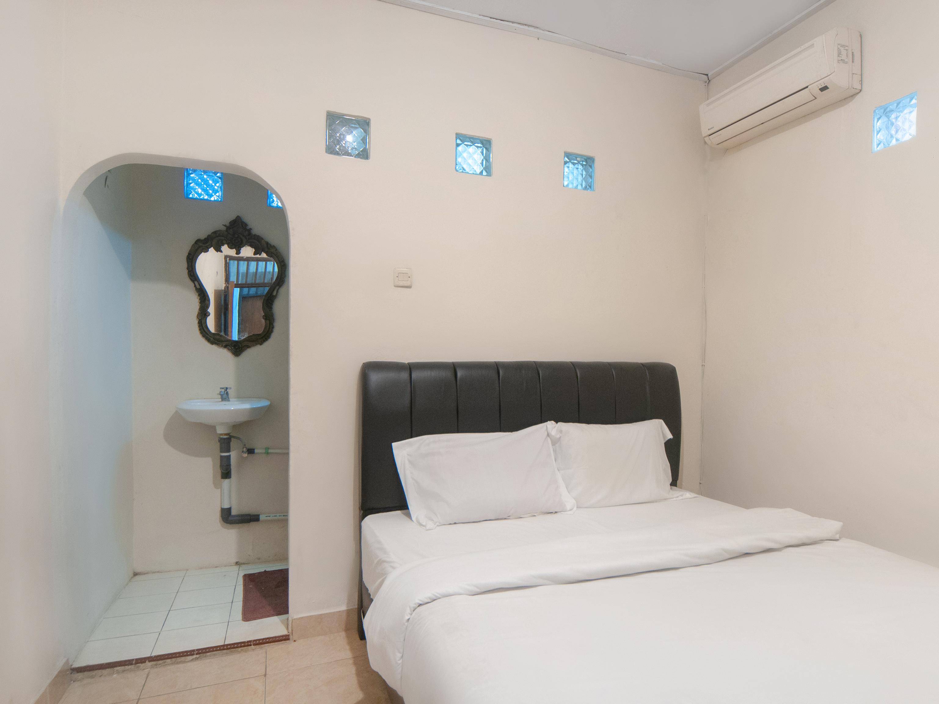 OYO 2256 Danysa Guesthouse Syariah Jakarta Bagian luar foto