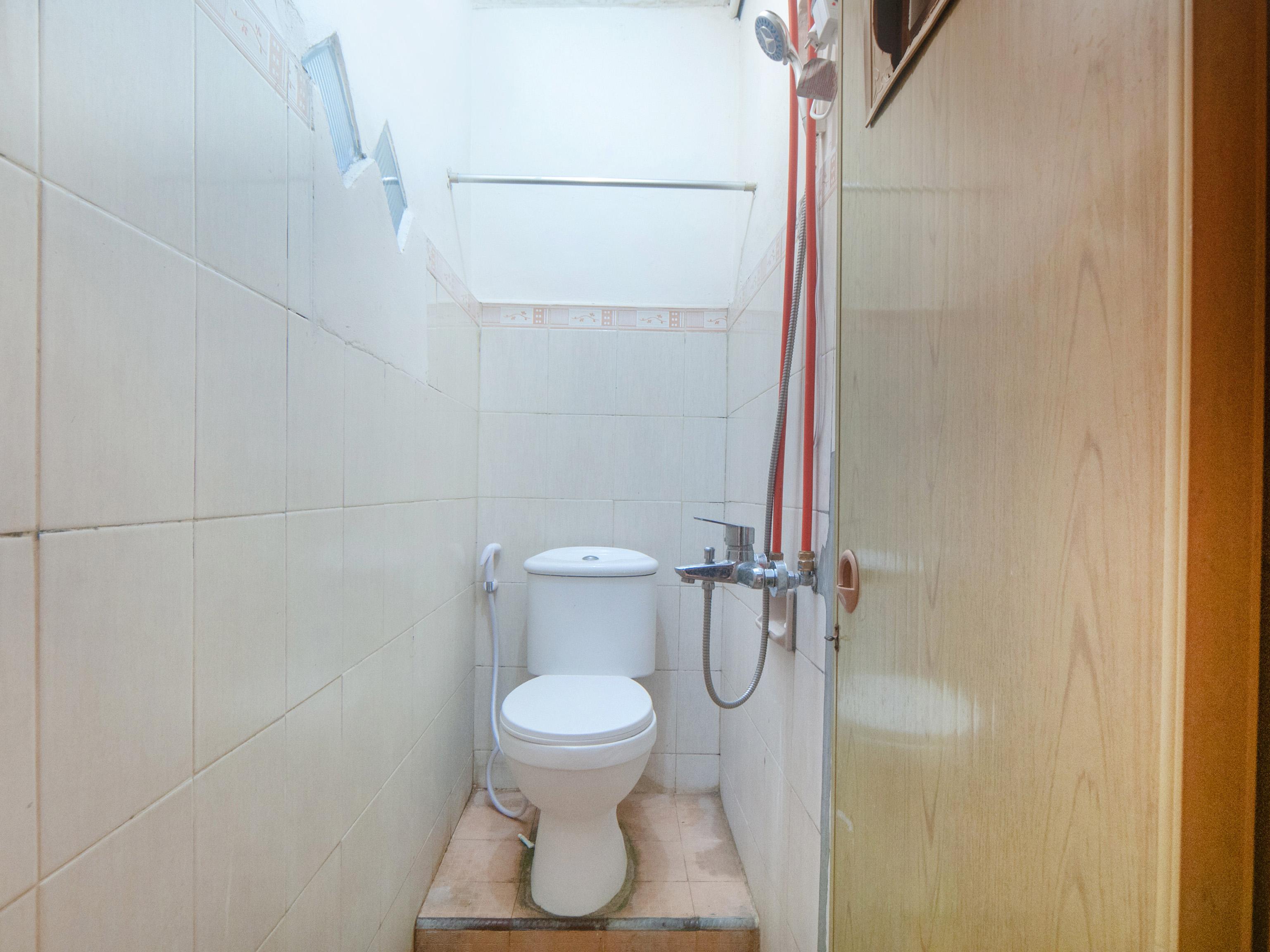 OYO 2256 Danysa Guesthouse Syariah Jakarta Bagian luar foto