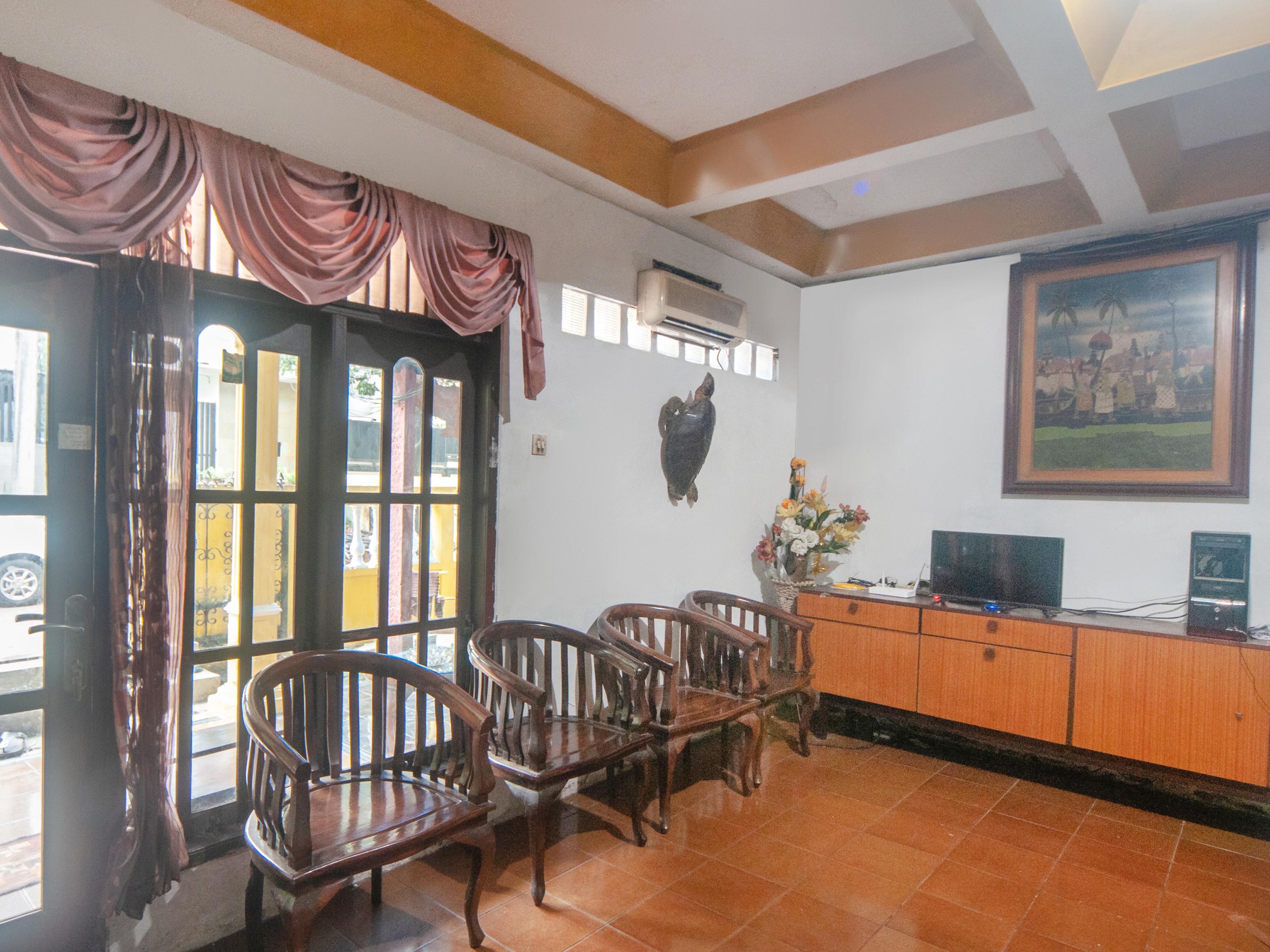 OYO 2256 Danysa Guesthouse Syariah Jakarta Bagian luar foto