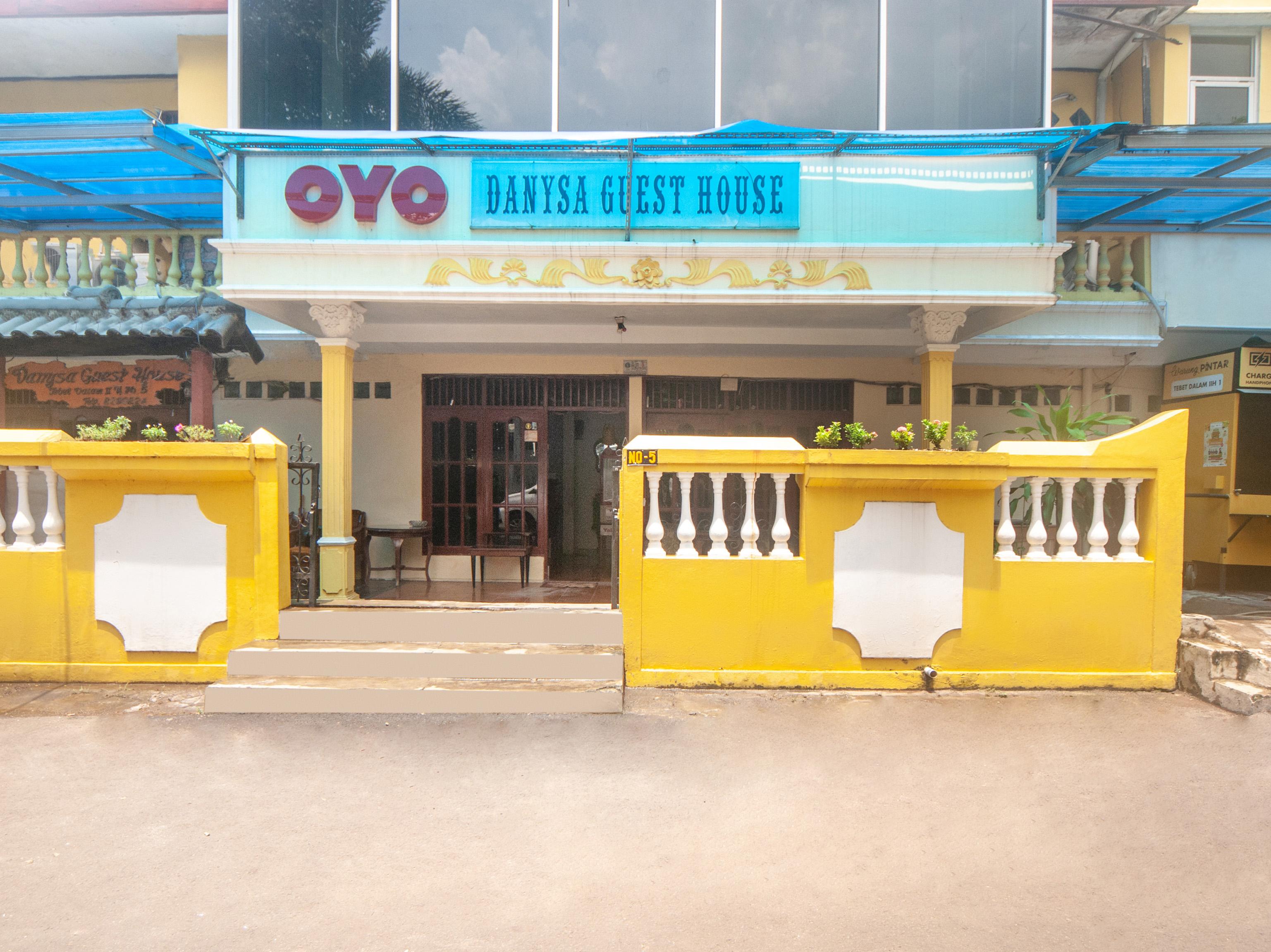 OYO 2256 Danysa Guesthouse Syariah Jakarta Bagian luar foto