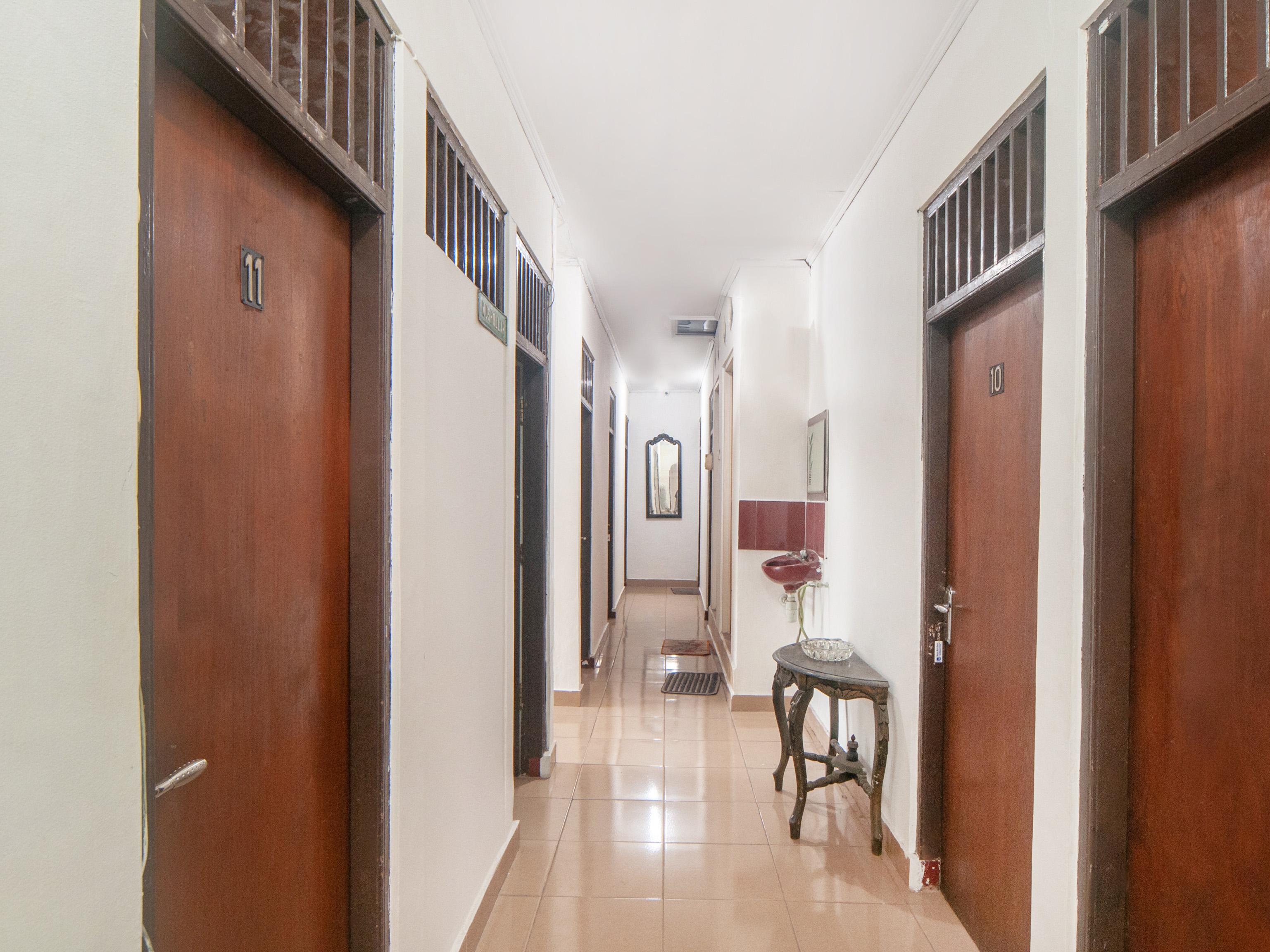 OYO 2256 Danysa Guesthouse Syariah Jakarta Bagian luar foto