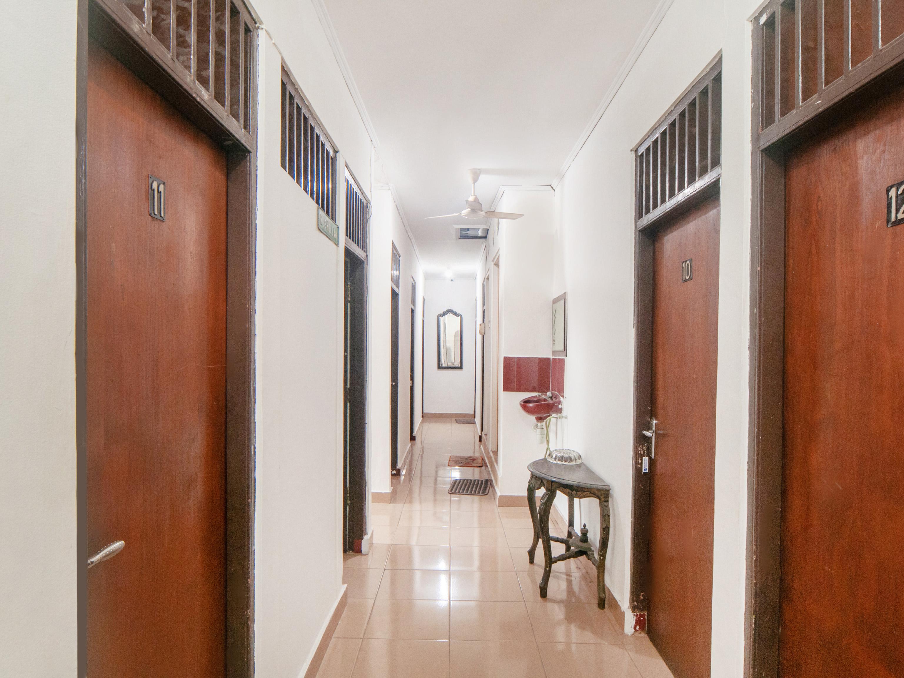 OYO 2256 Danysa Guesthouse Syariah Jakarta Bagian luar foto