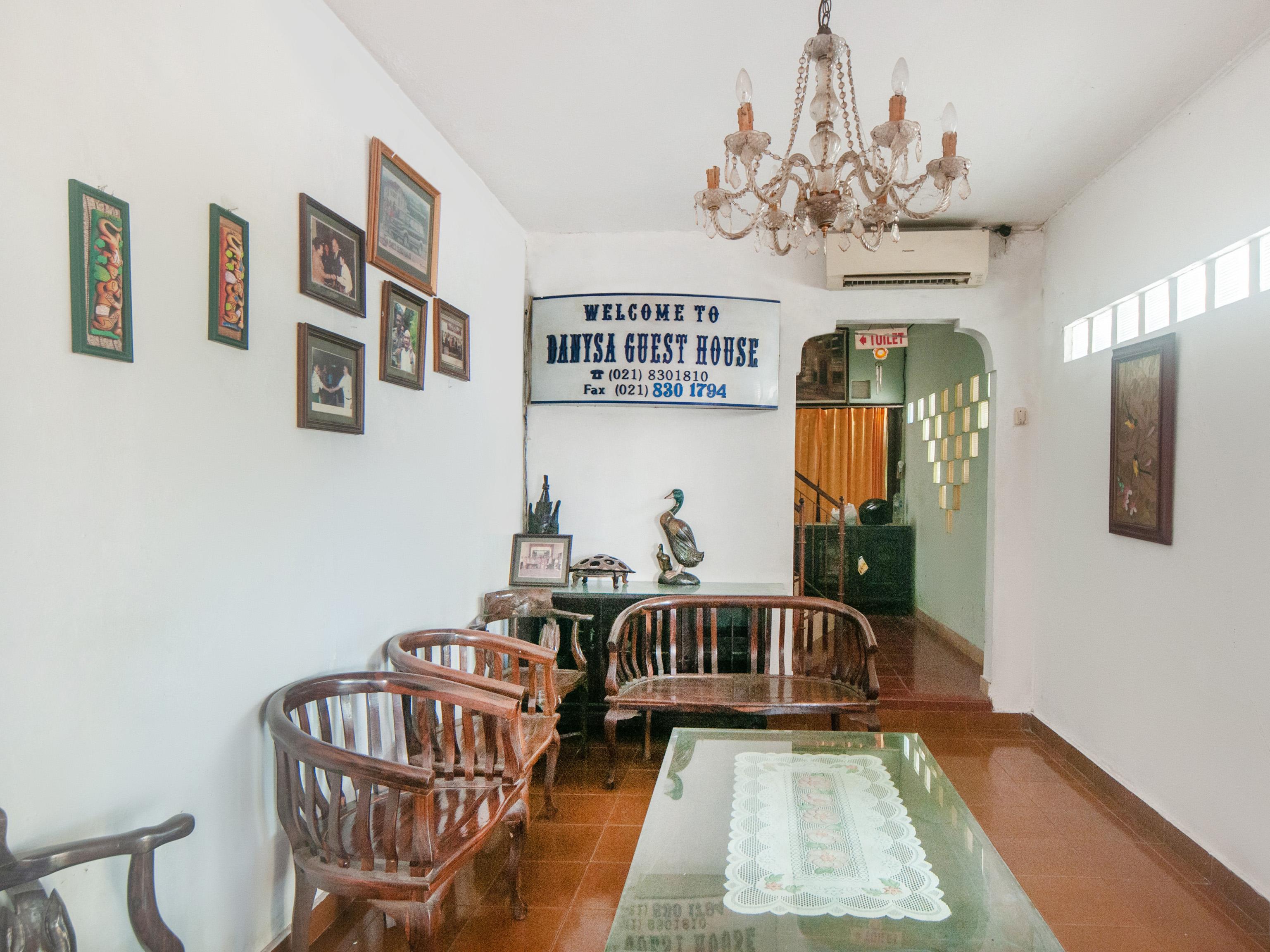 OYO 2256 Danysa Guesthouse Syariah Jakarta Bagian luar foto