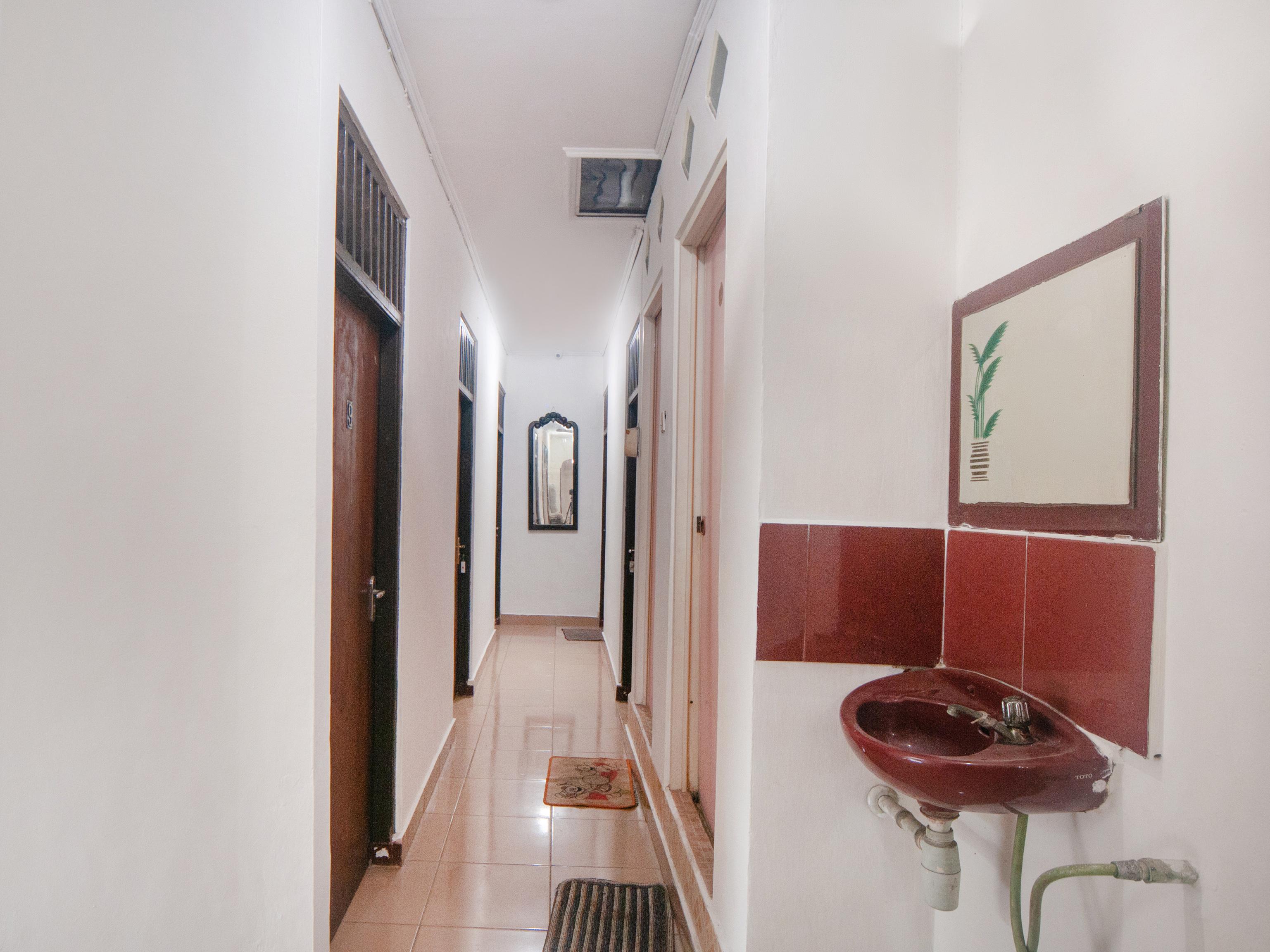 OYO 2256 Danysa Guesthouse Syariah Jakarta Bagian luar foto