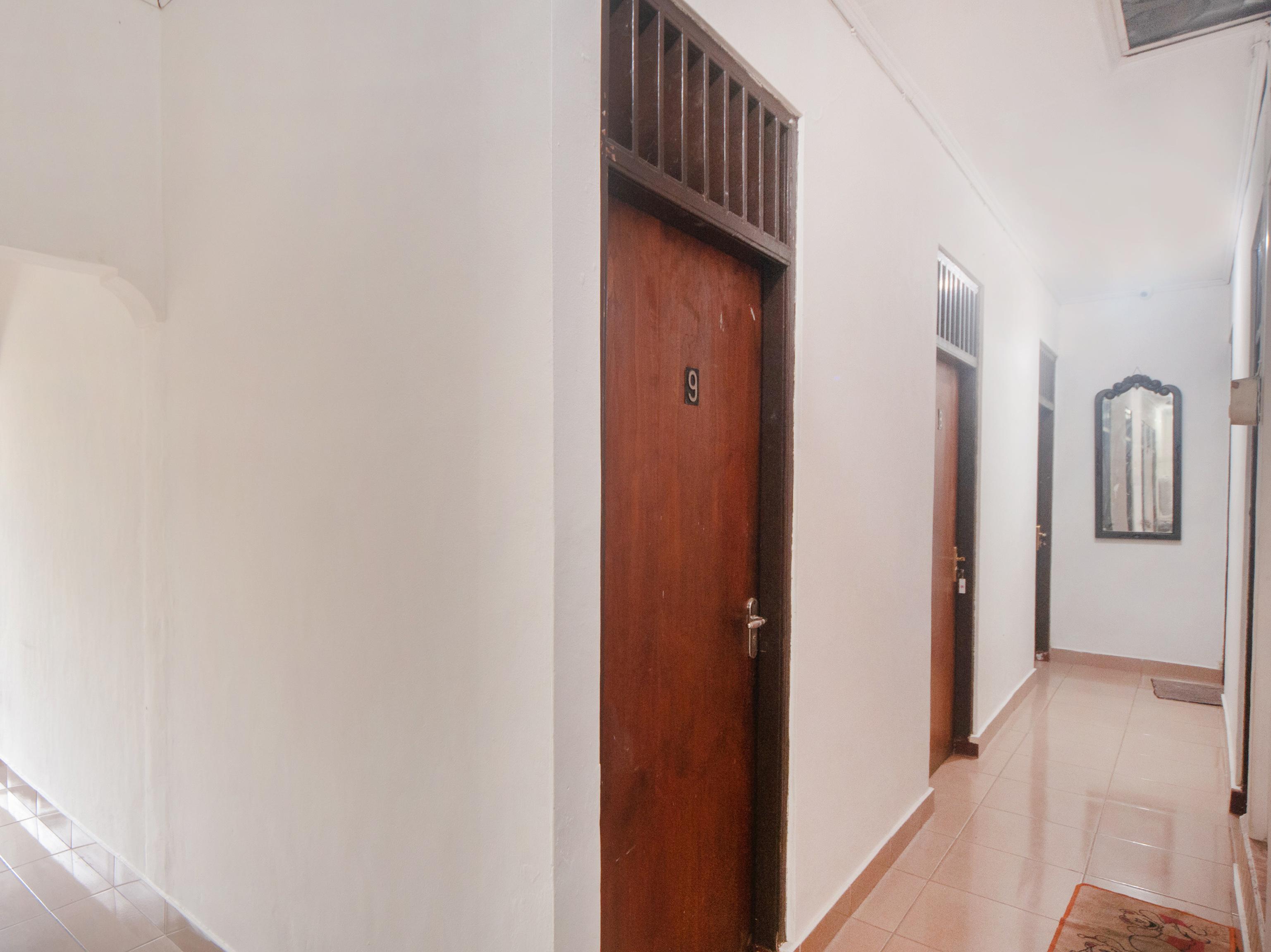 OYO 2256 Danysa Guesthouse Syariah Jakarta Bagian luar foto