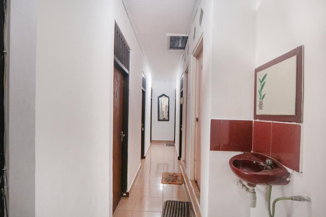 OYO 2256 Danysa Guesthouse Syariah Jakarta Bagian luar foto