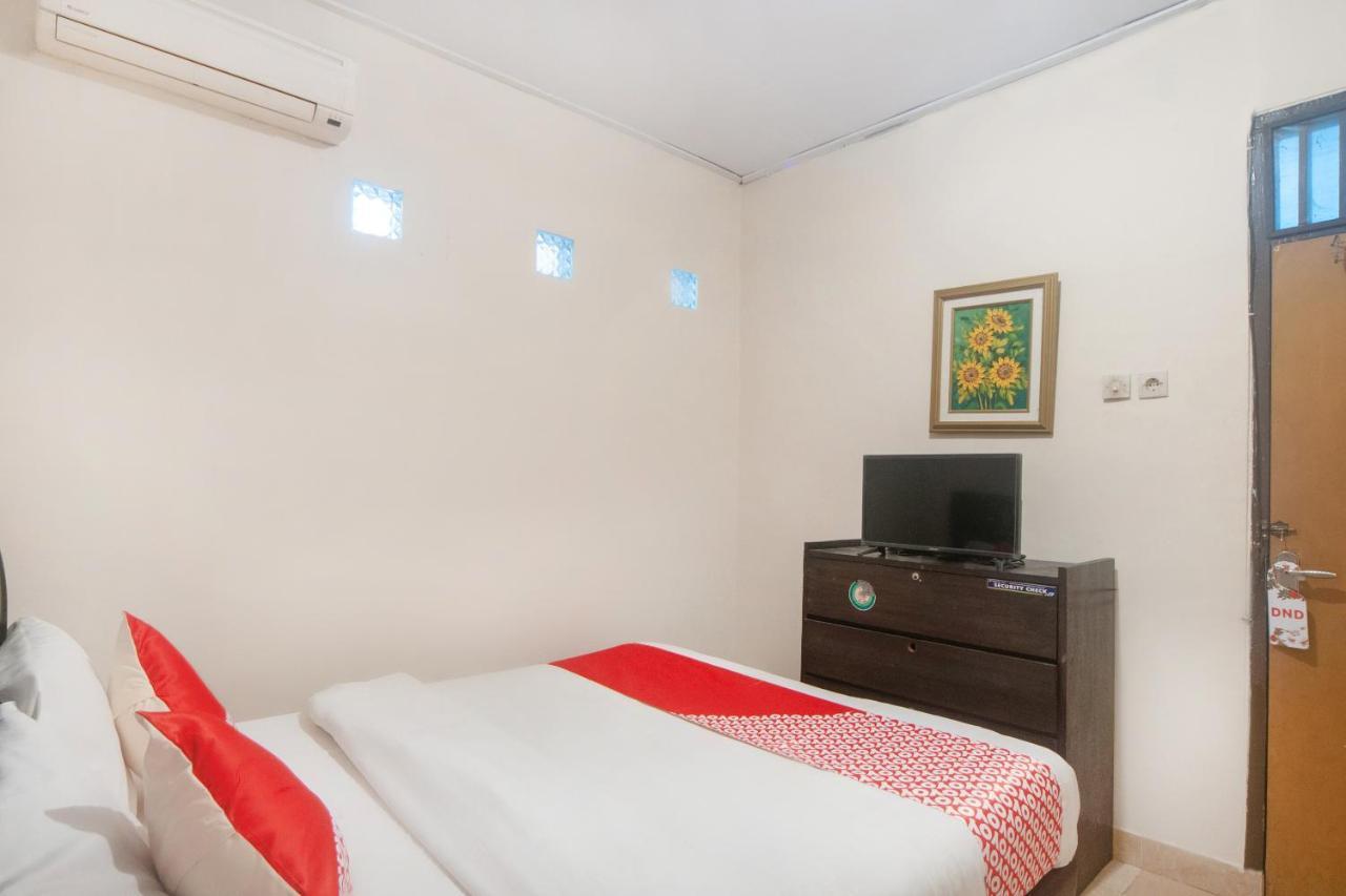 OYO 2256 Danysa Guesthouse Syariah Jakarta Bagian luar foto